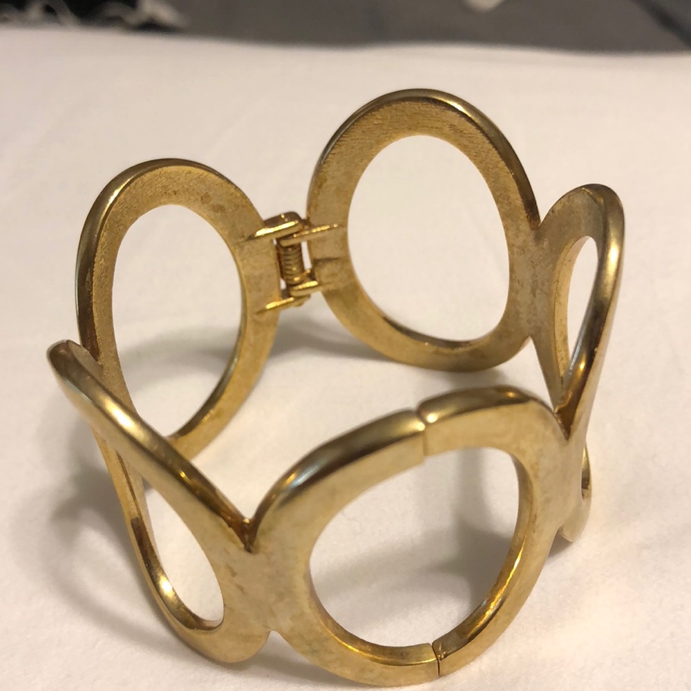 Gold large circle hinges bracelet